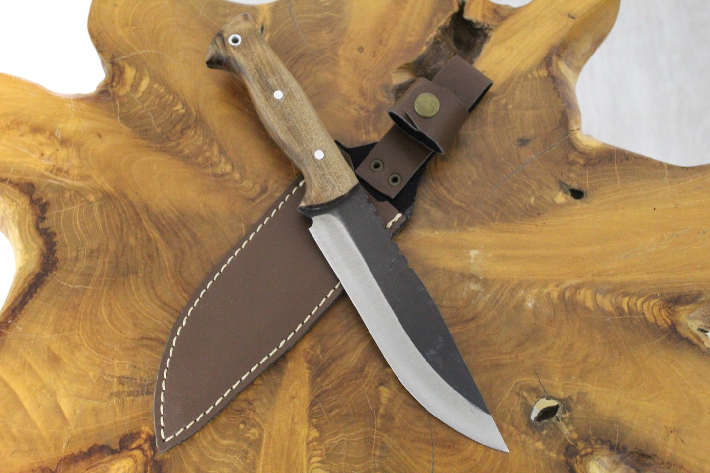 Personalisiertes Jagdmesser mit Lederscheide
