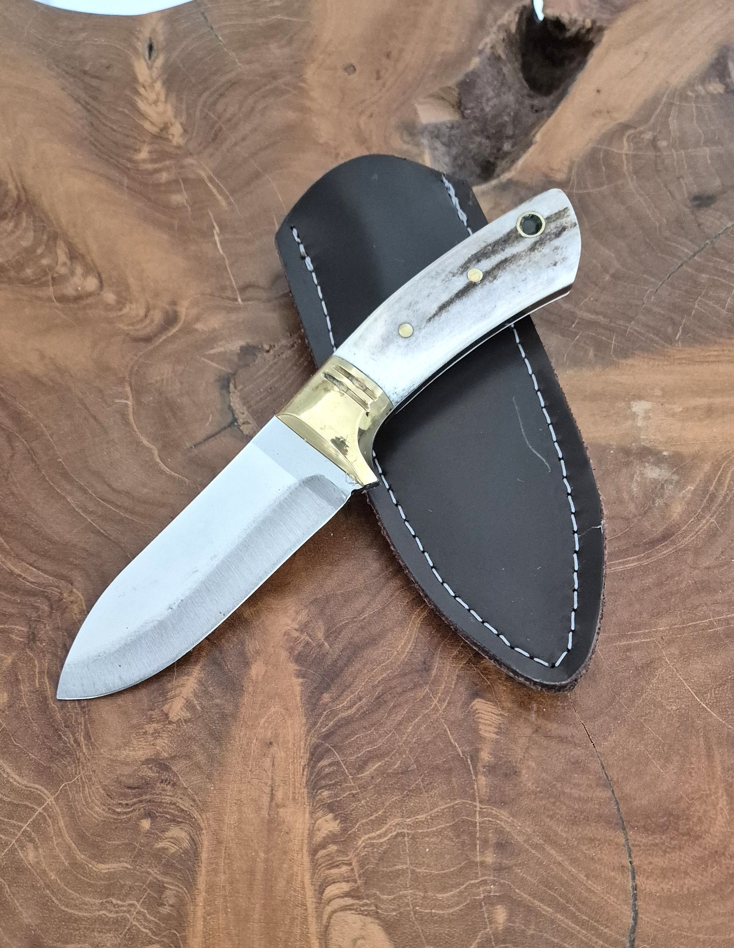 Personalisiertes Jagdmesser Hirschgeweih und Messing Griff