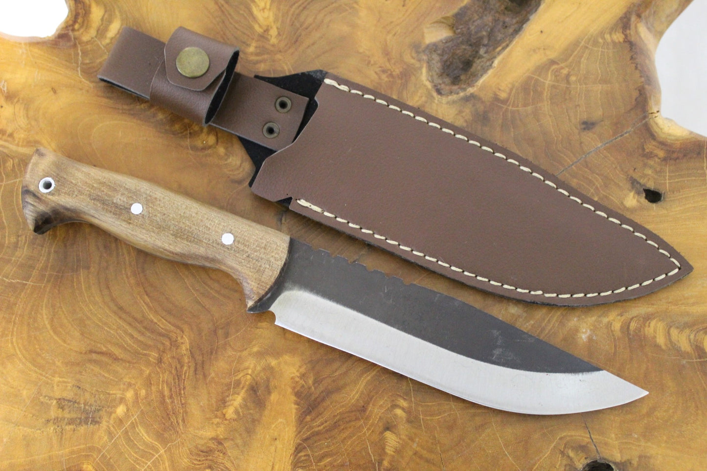 Personalisiertes Jagdmesser mit Lederscheide