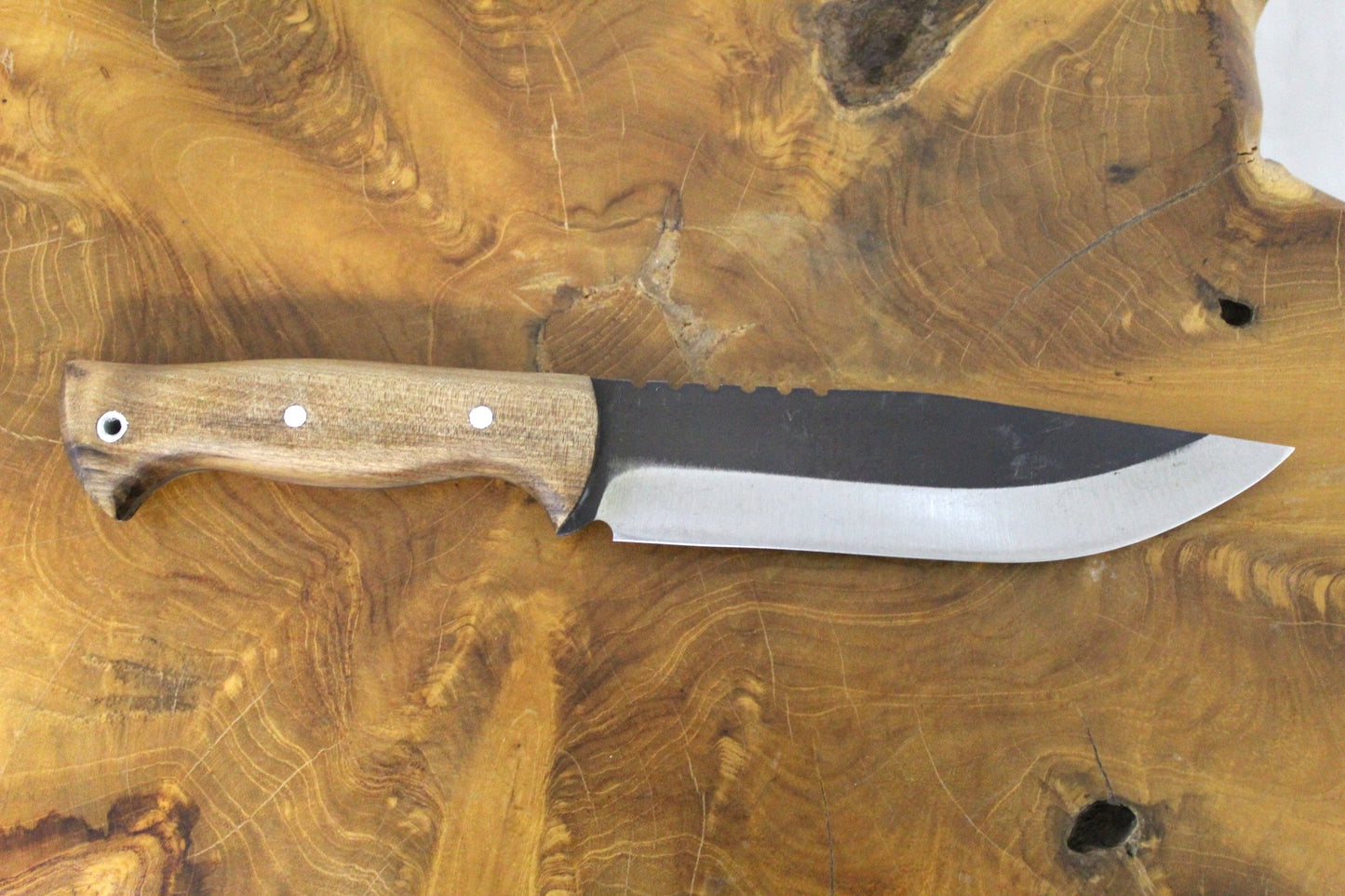 Personalisiertes Jagdmesser mit Lederscheide