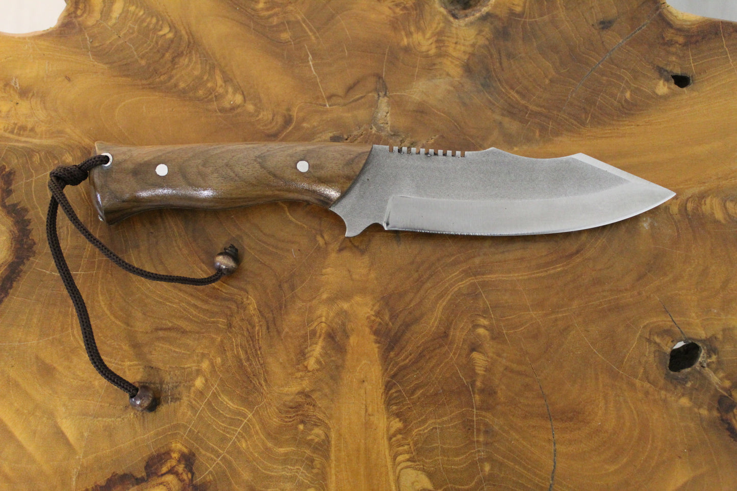 Handgefertigtes Outdoor-Messer mit Lederscheide Personalisiert