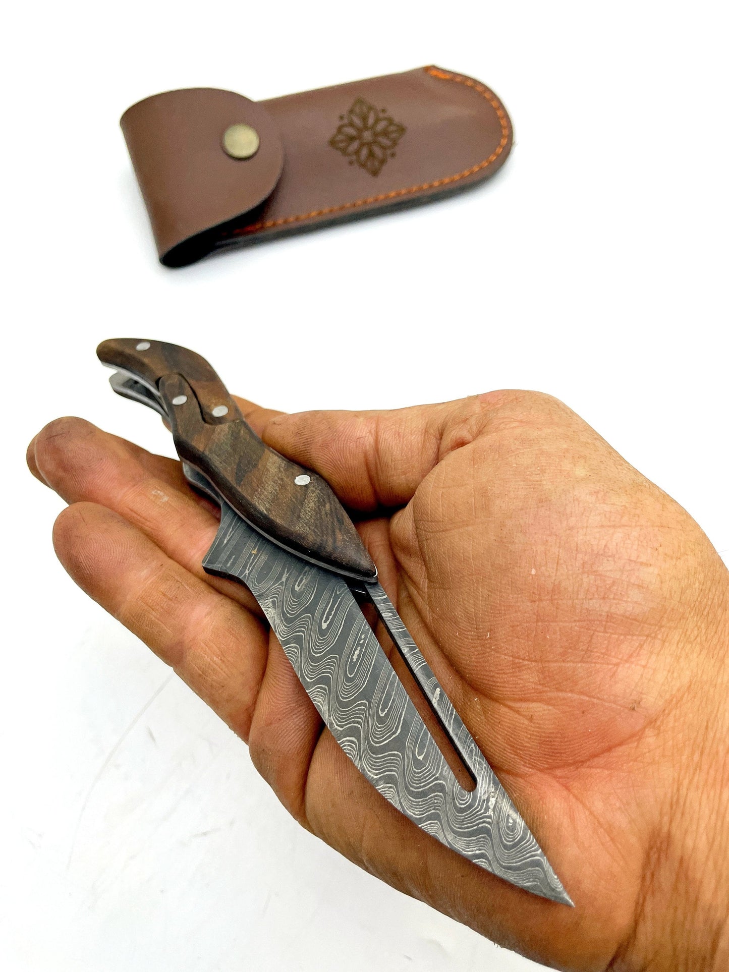Personalisiertes Damaststahl Klappmesser mit Lederscheide