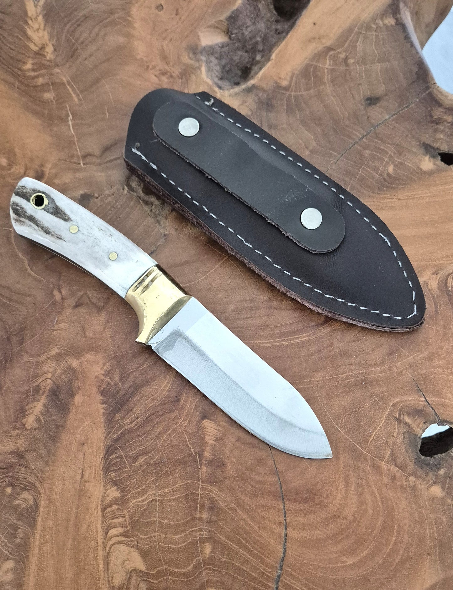 Personalisiertes Jagdmesser Hirschgeweih und Messing Griff