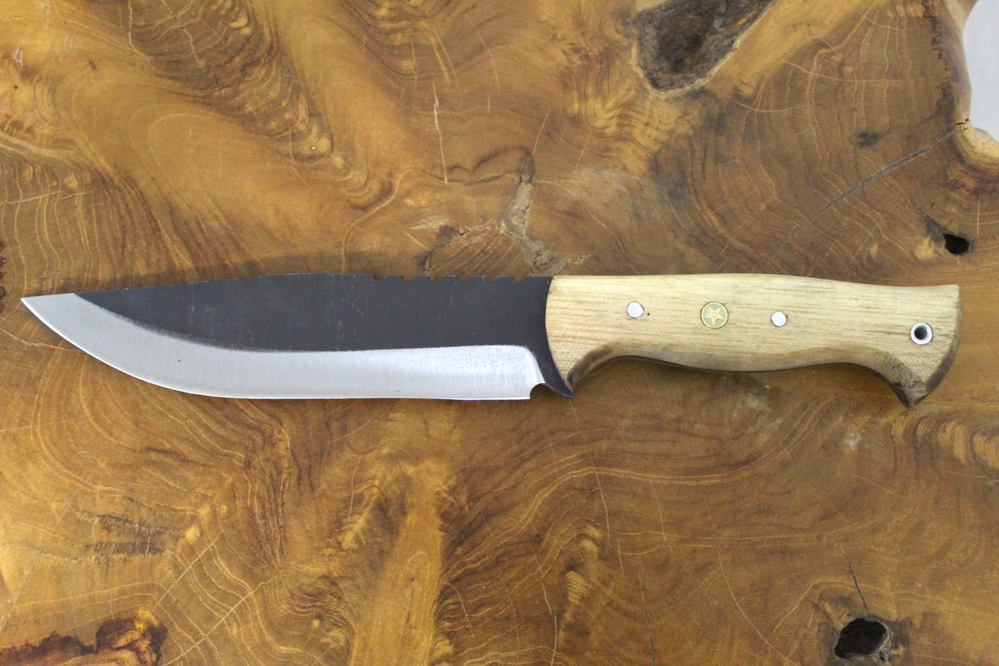 Personalisiertes Jagdmesser mit Lederscheide