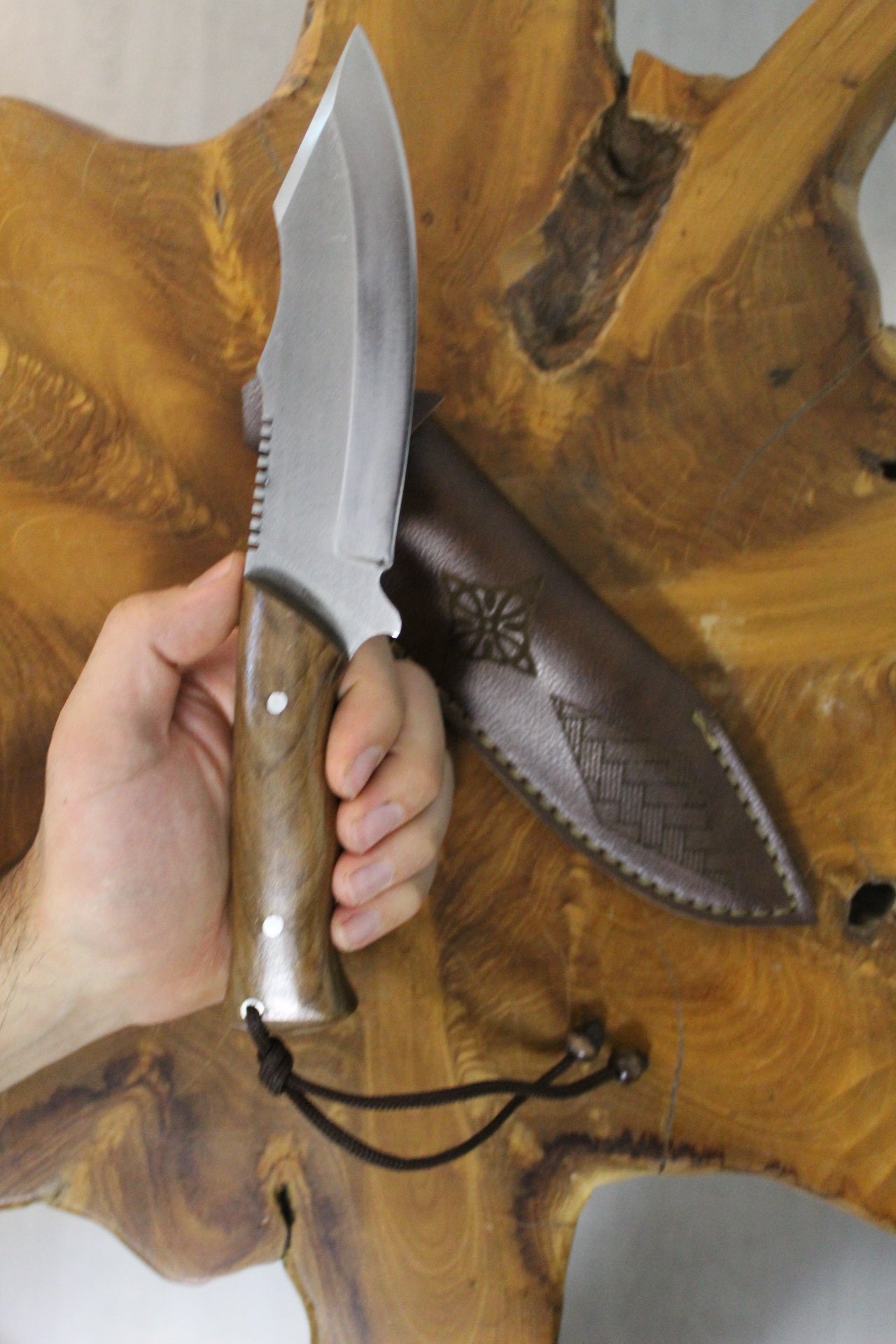 Handgefertigtes Outdoor-Messer mit Lederscheide Personalisiert