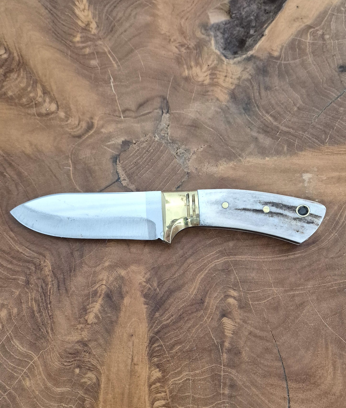 Personalisiertes Jagdmesser Hirschgeweih und Messing Griff