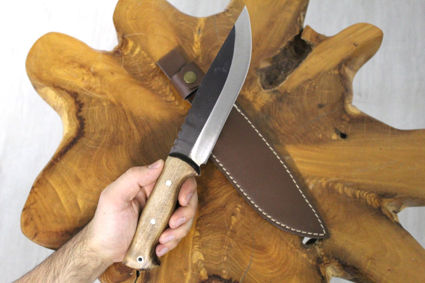 Personalisiertes Jagdmesser mit Lederscheide