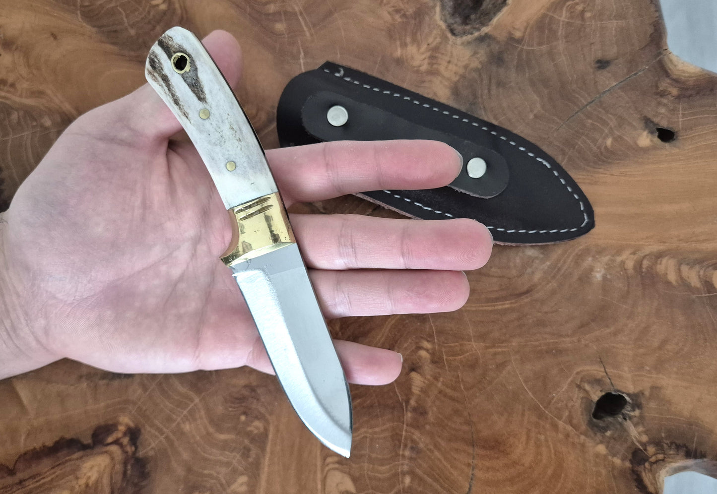 Personalisiertes Jagdmesser Hirschgeweih und Messing Griff