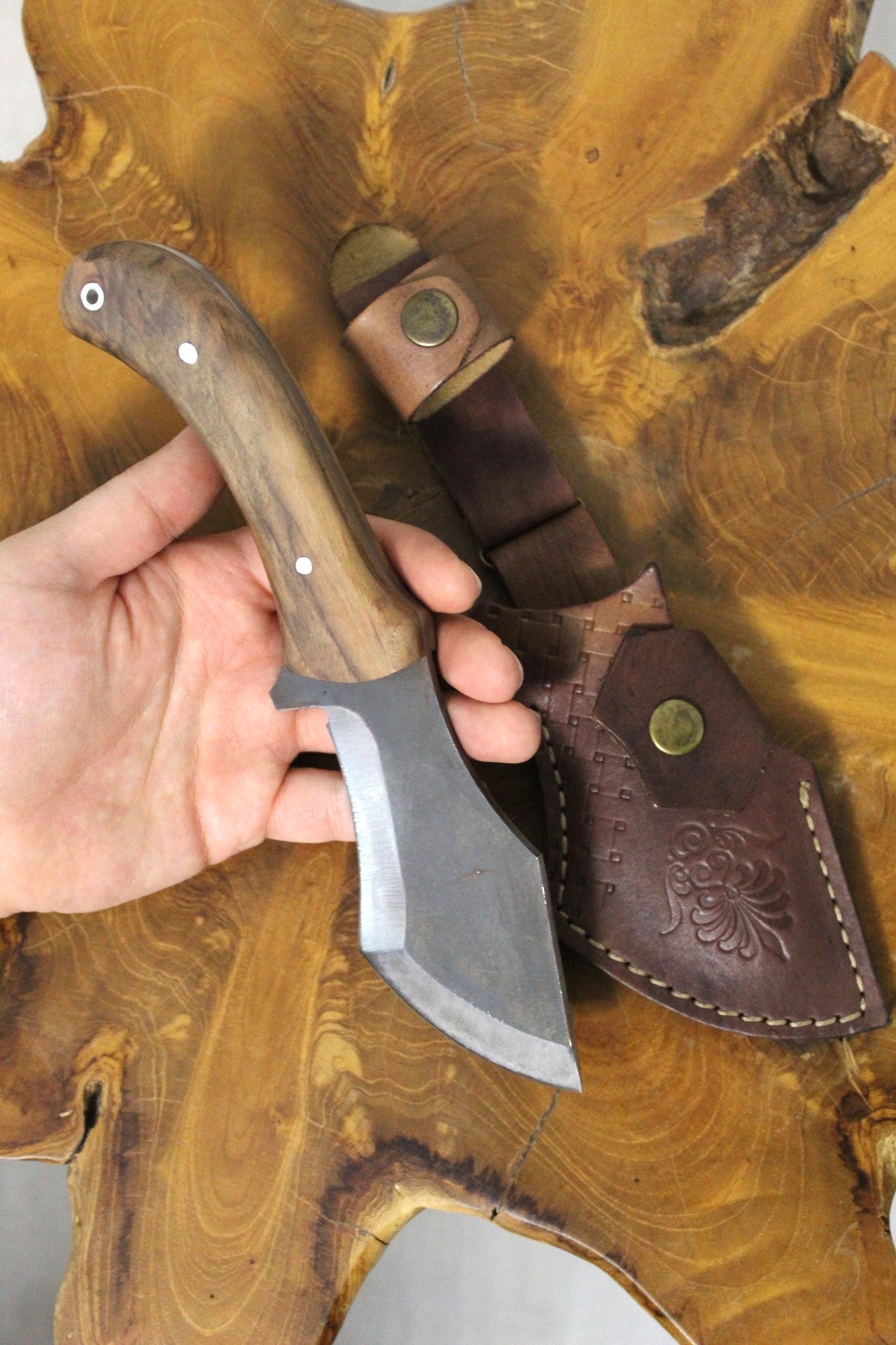 Handgemachtes Walnussholz Tracker Messer mit Scheide