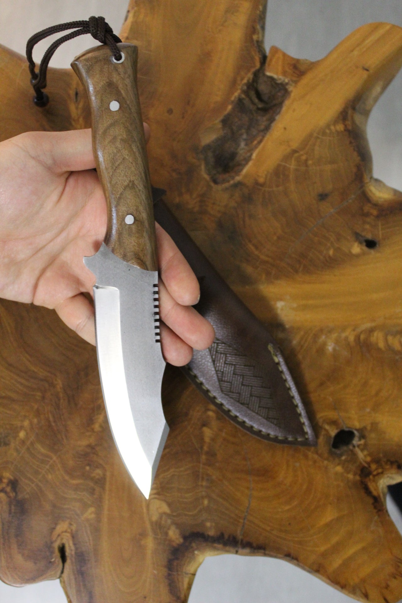 Handgefertigtes Outdoor-Messer mit Lederscheide Personalisiert
