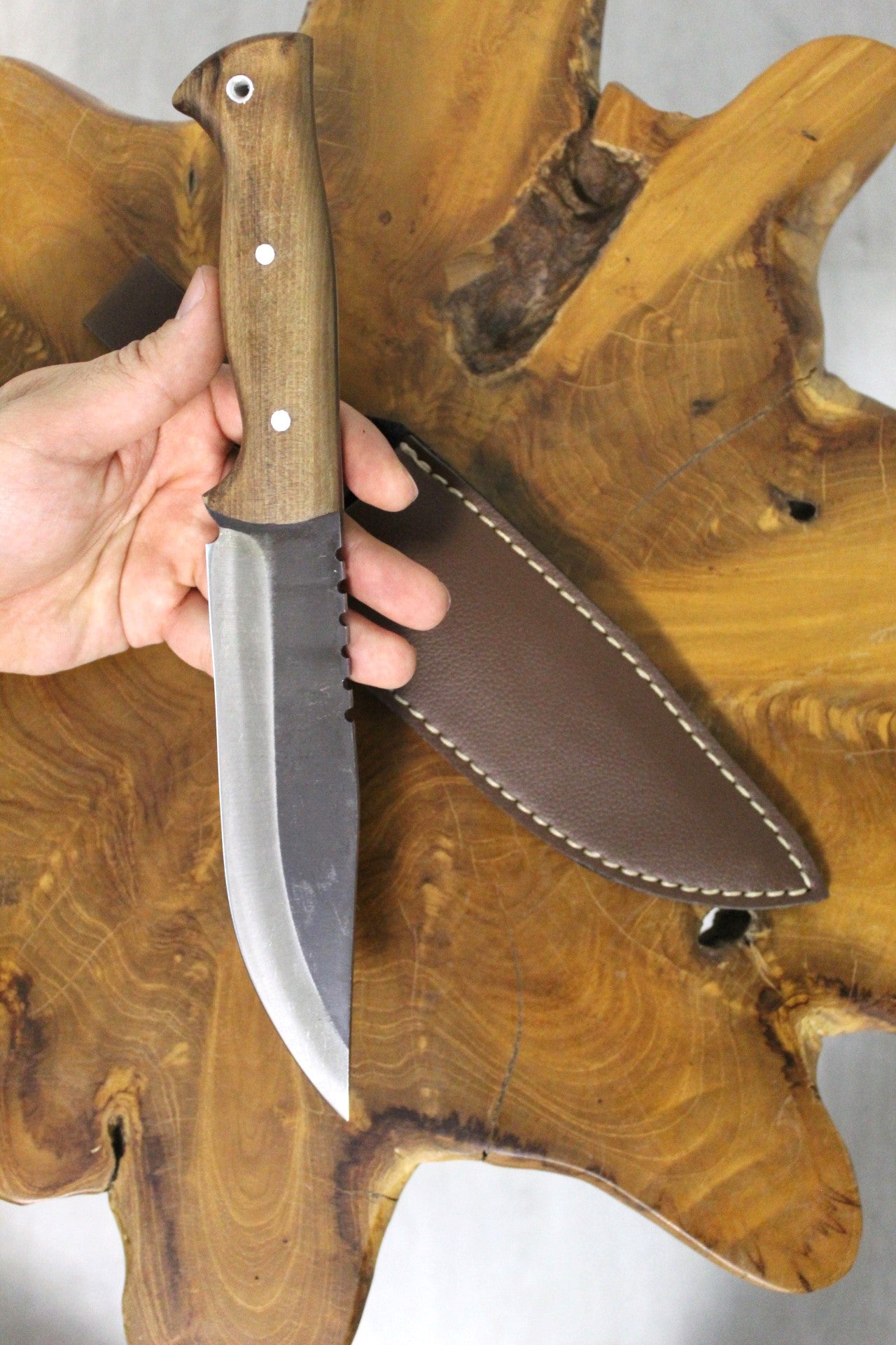 Personalisiertes Jagdmesser mit Lederscheide