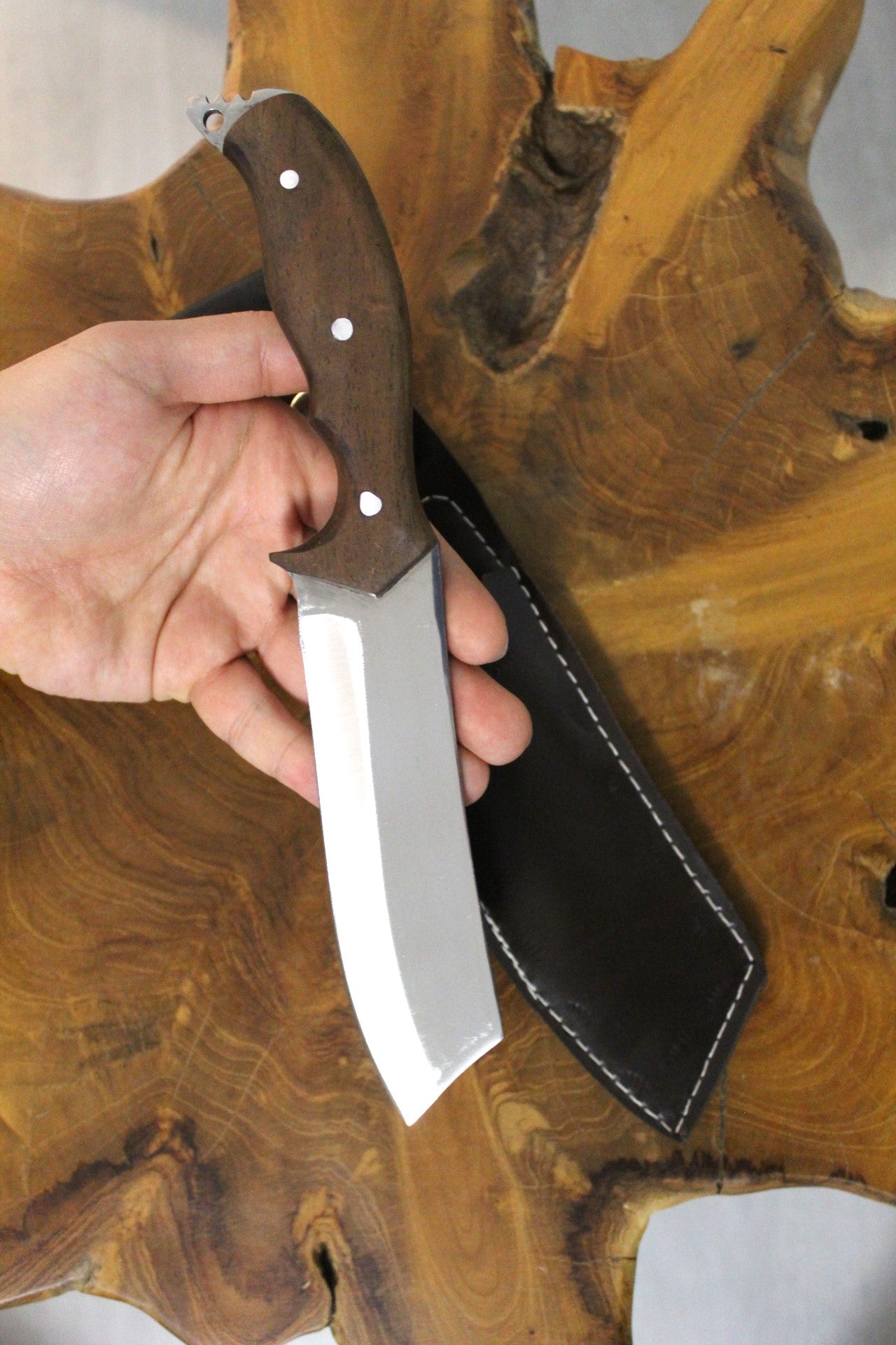Personalisiertes Tanto Jagdmesser mit Walnussholz Griff