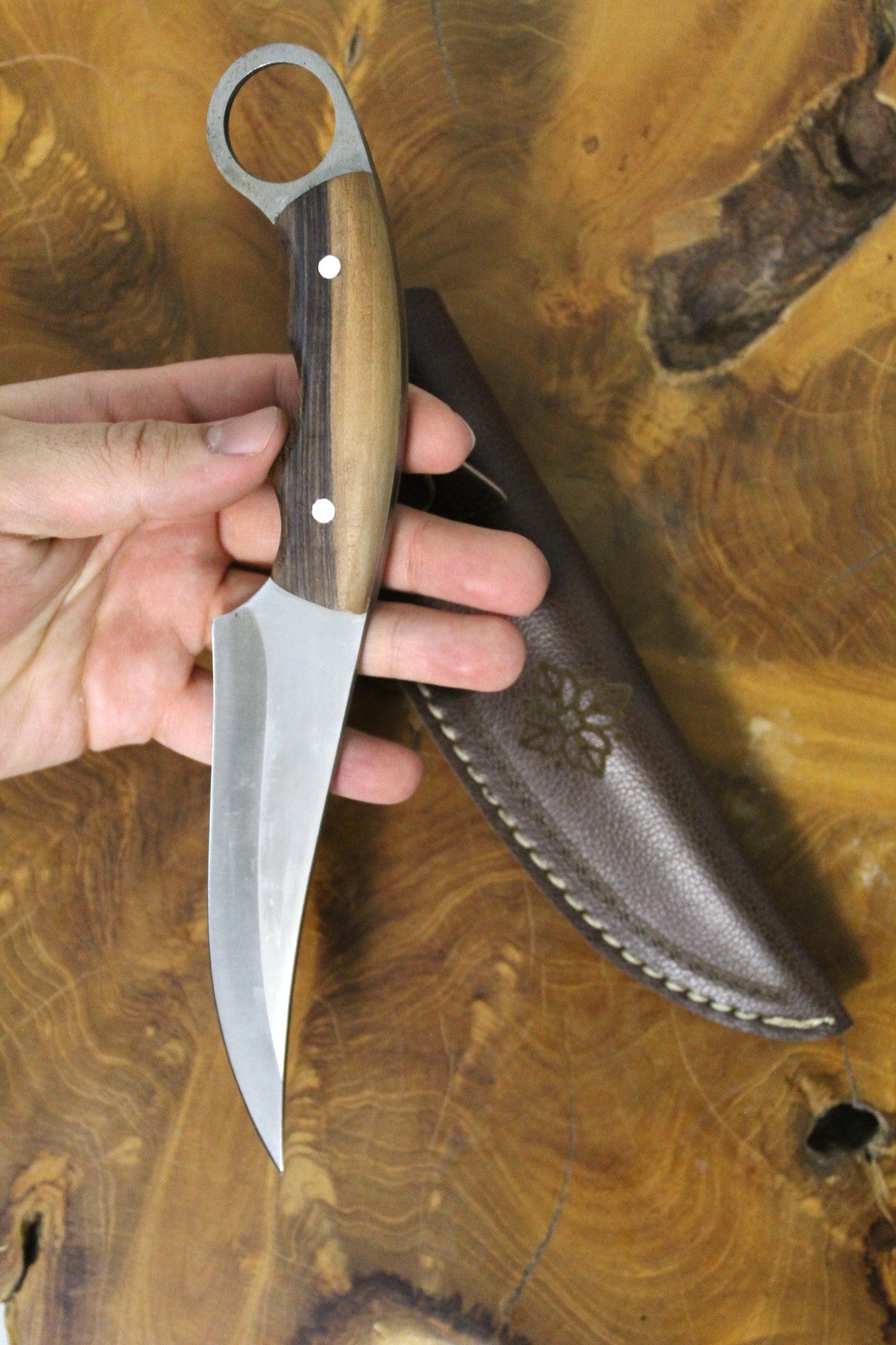 Handgefertigtes Bushcraftmesser mit Lederscheide Personalisiert