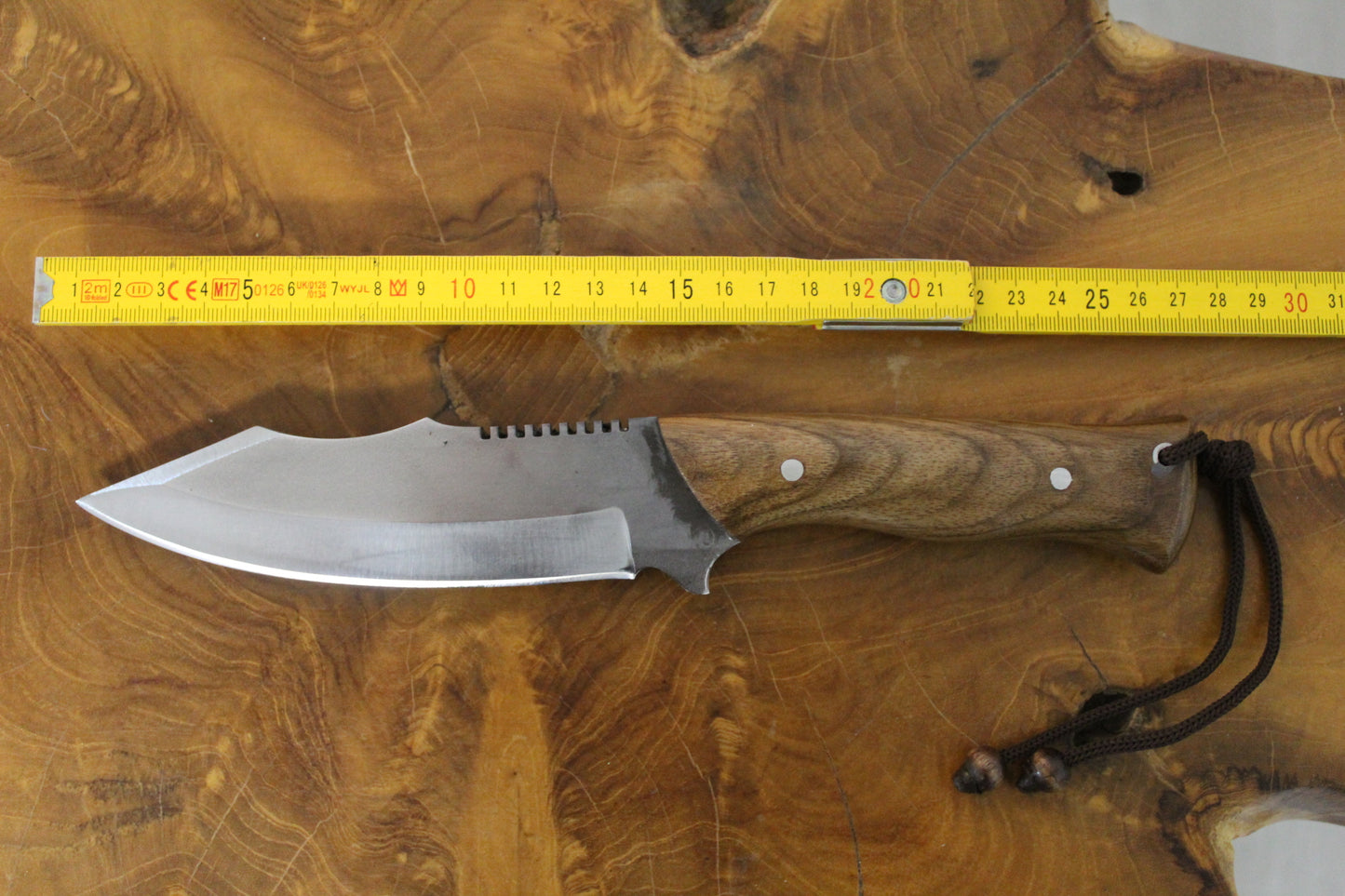 Handgefertigtes Outdoor-Messer mit Lederscheide Personalisiert