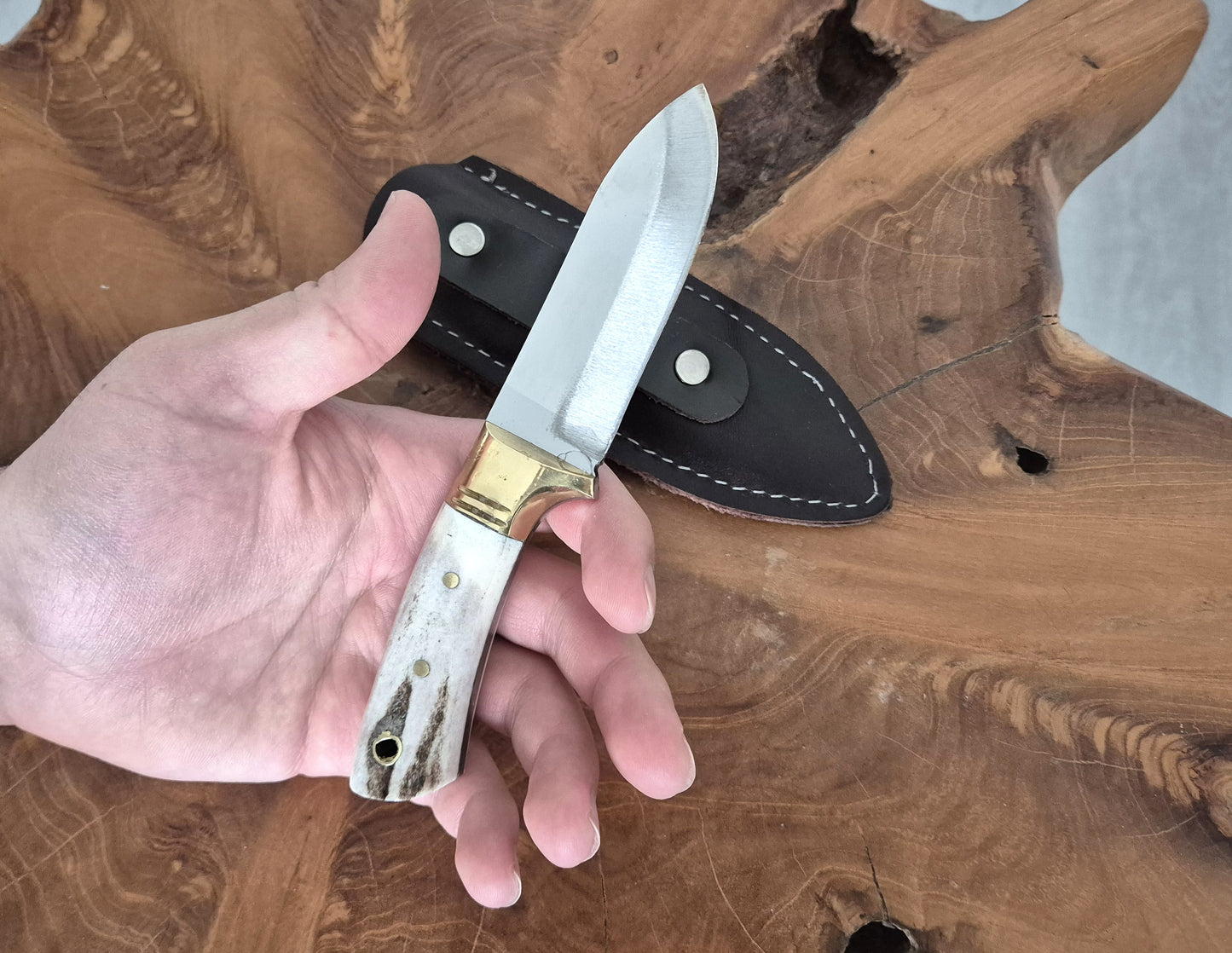 Personalisiertes Jagdmesser Hirschgeweih und Messing Griff
