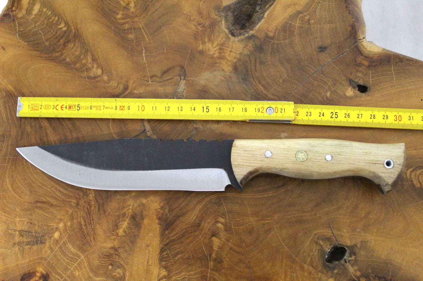 Personalisiertes Jagdmesser mit Lederscheide