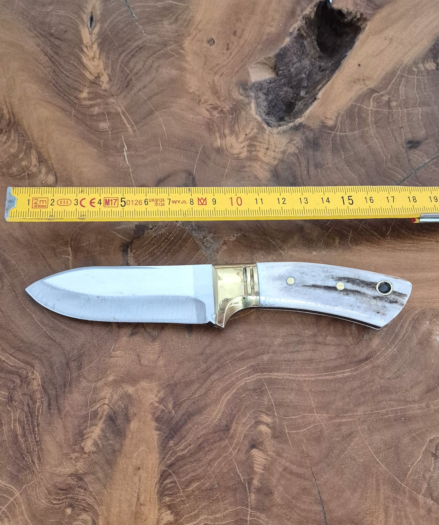 Personalisiertes Jagdmesser Hirschgeweih und Messing Griff