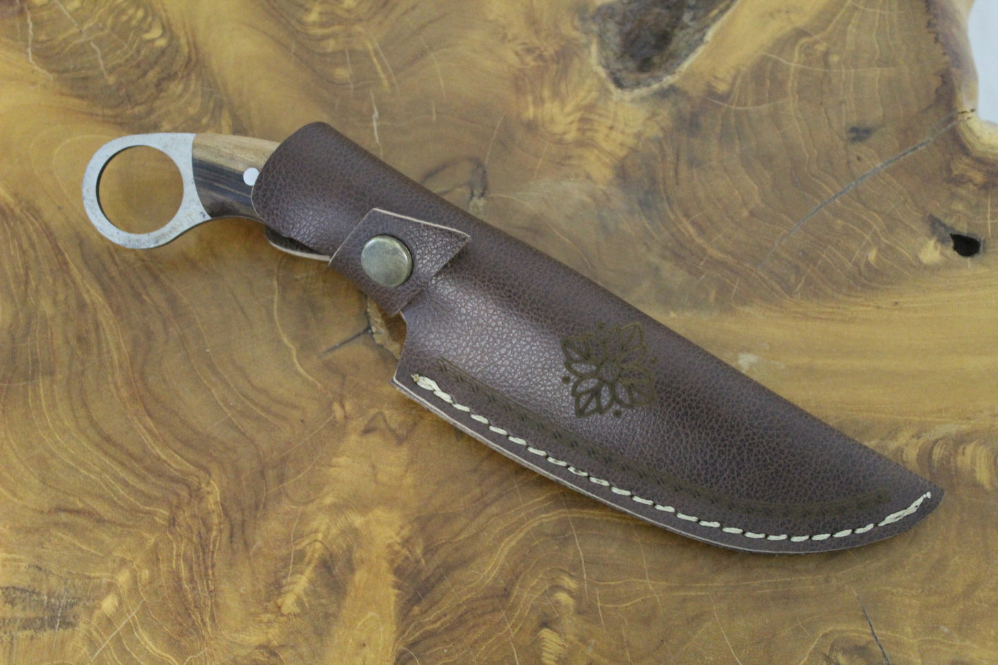 Handgefertigtes Bushcraftmesser mit Lederscheide Personalisiert