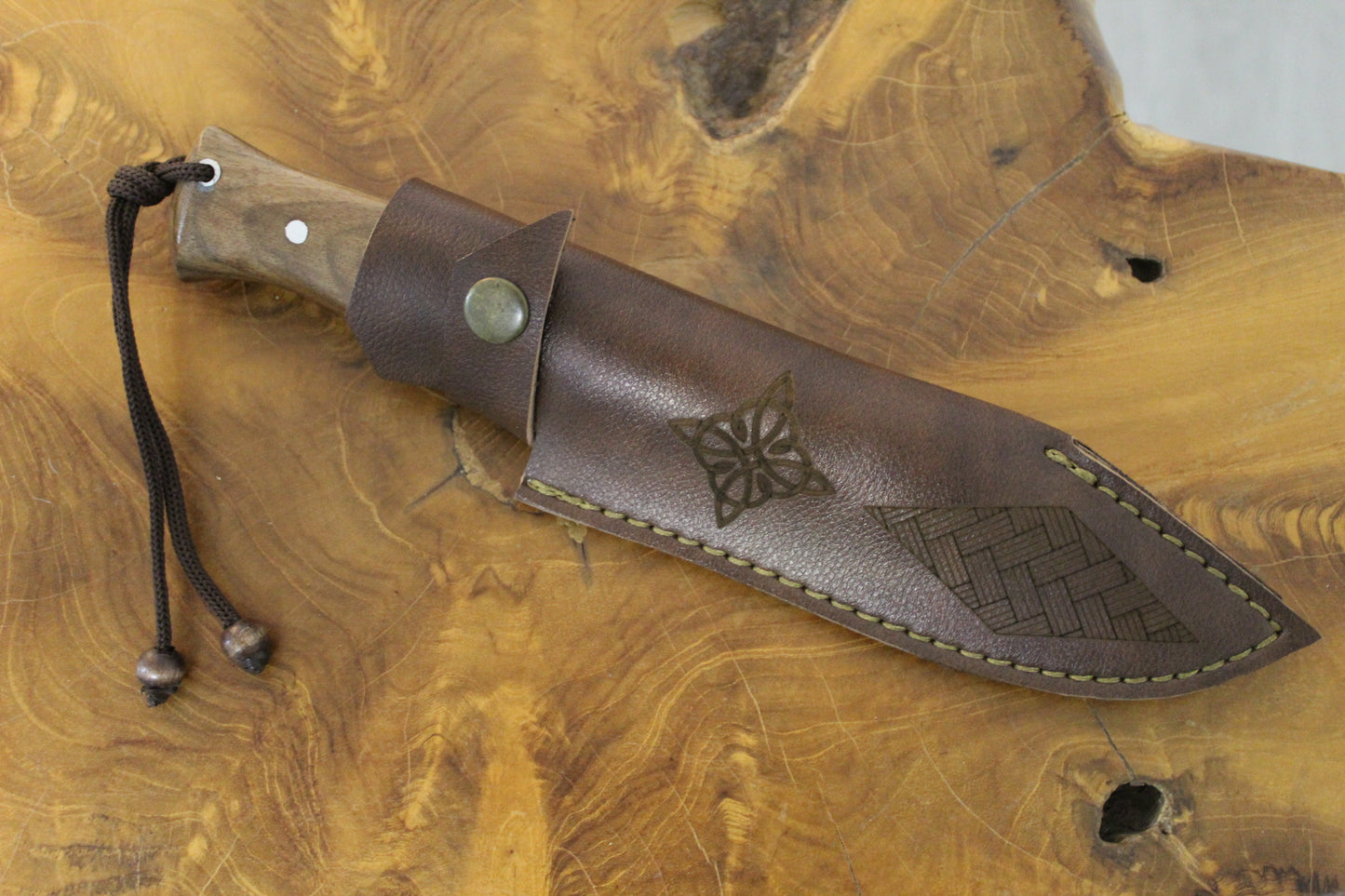 Handgefertigtes Outdoor-Messer mit Lederscheide Personalisiert