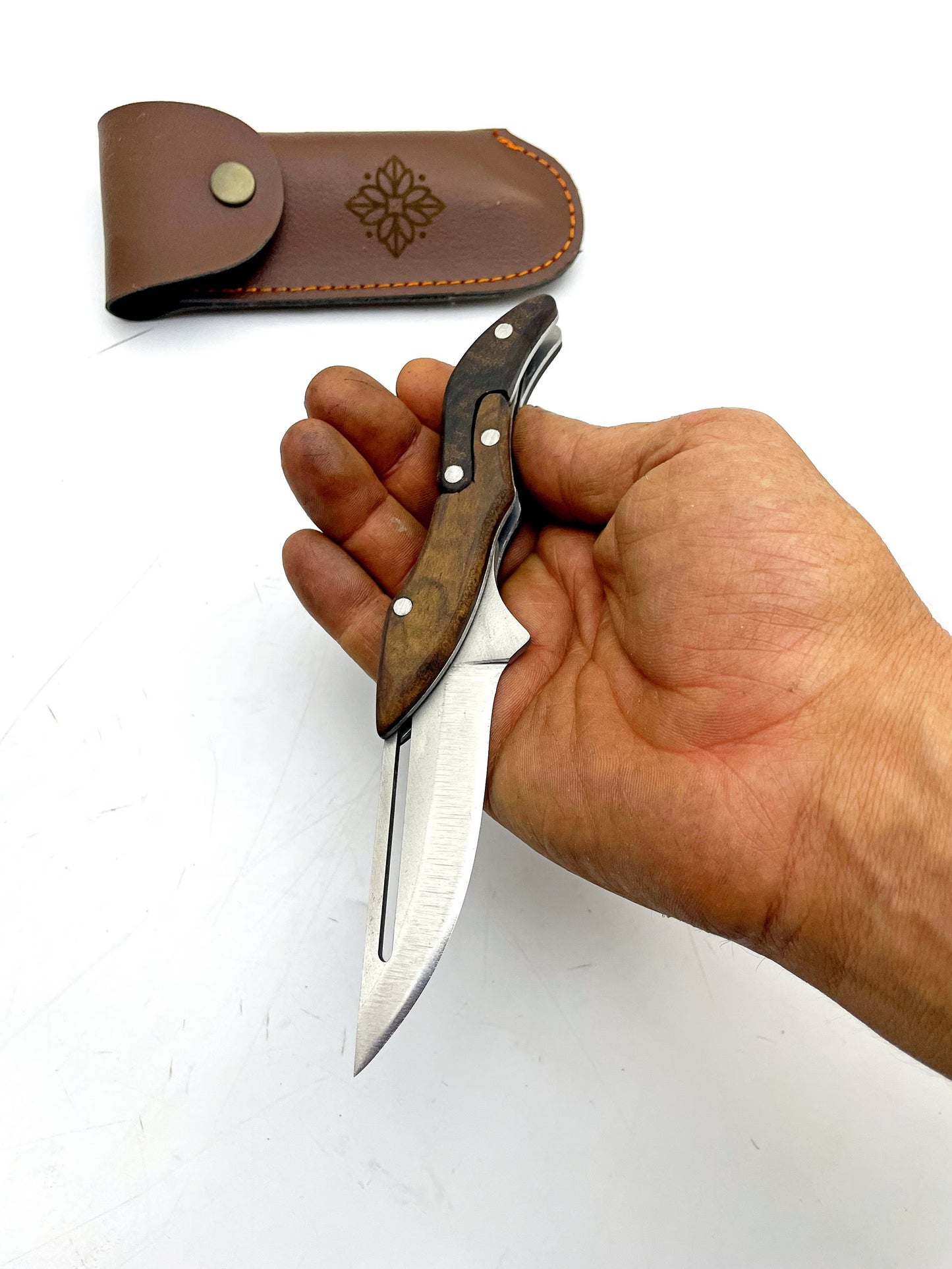 Personalisiertes Handgemachtes Klappmesser mit Lederscheide