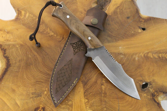 Handgefertigtes Outdoor-Messer mit Lederscheide Personalisiert