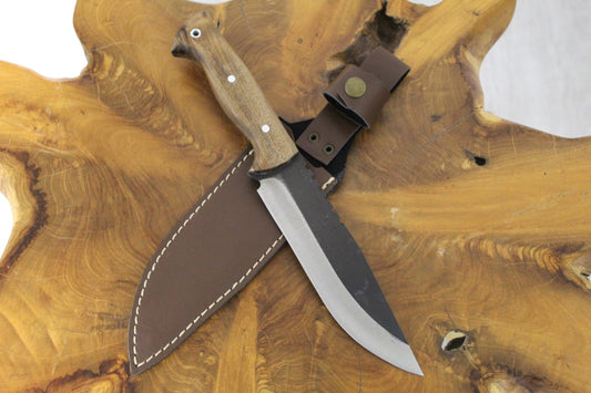 Personalisiertes Jagdmesser mit Lederscheide