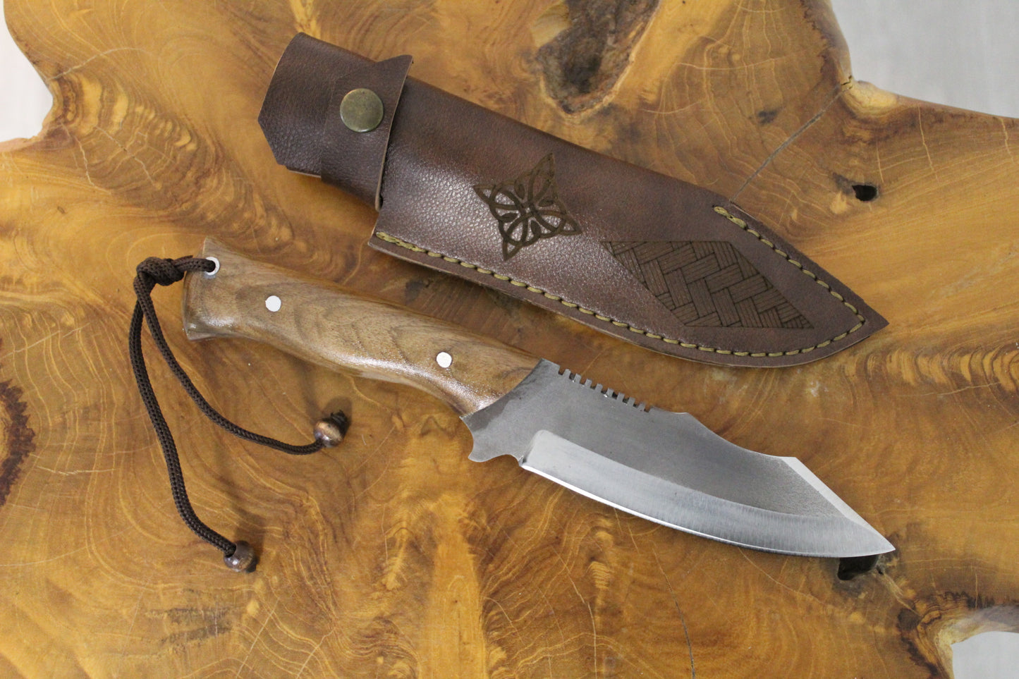 Handgefertigtes Outdoor-Messer mit Lederscheide Personalisiert