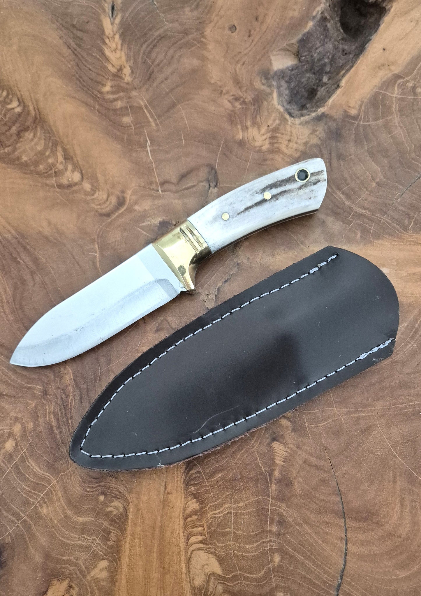 Personalisiertes Jagdmesser Hirschgeweih und Messing Griff