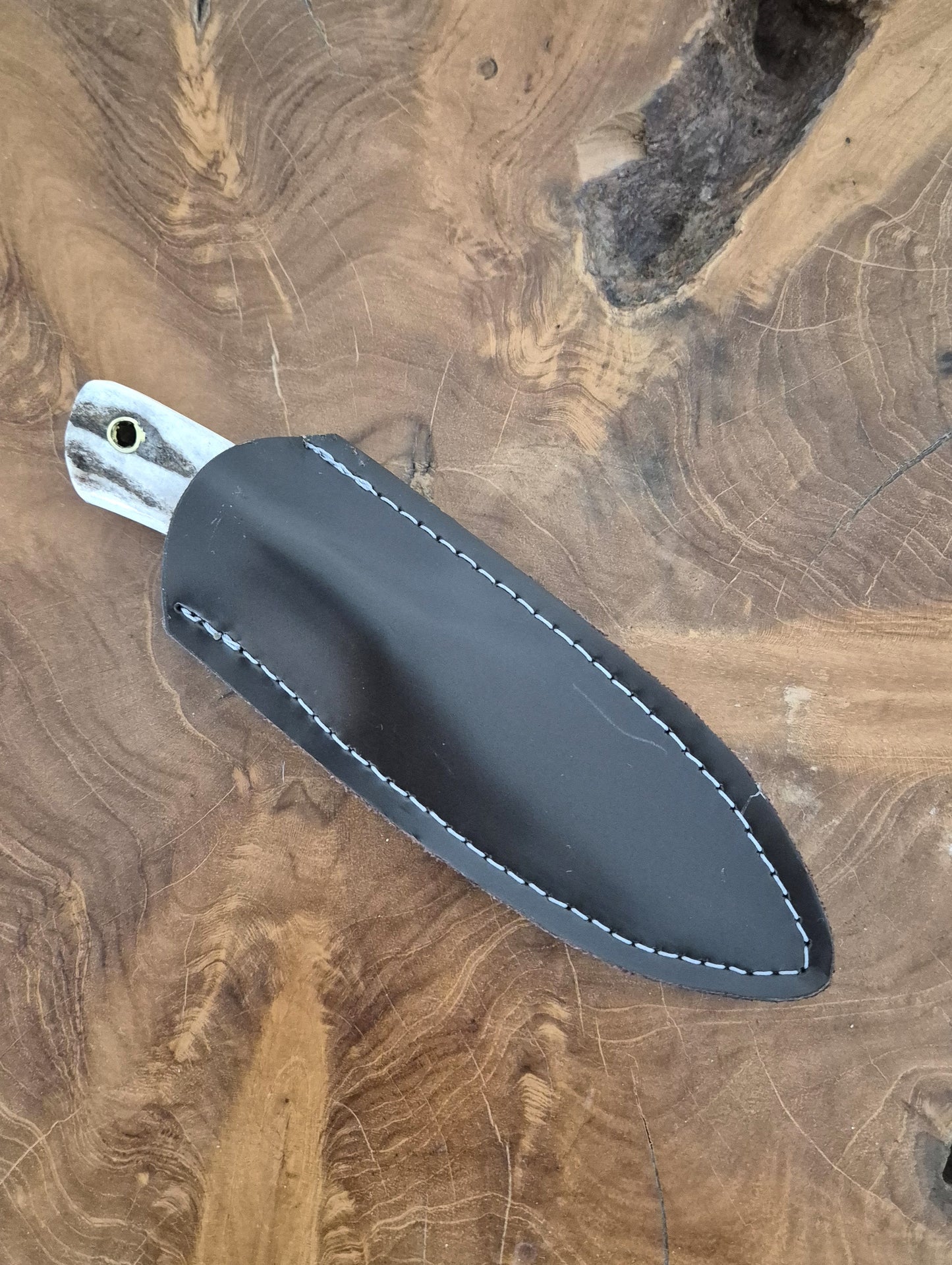 Personalisiertes Jagdmesser Hirschgeweih und Messing Griff